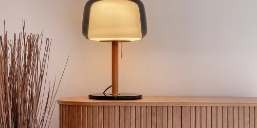 piekna-lampa-na-lamelowej-komodzie-drewnianej