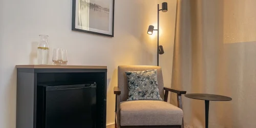 piekny-kacik-z-fotelem-i-lampa